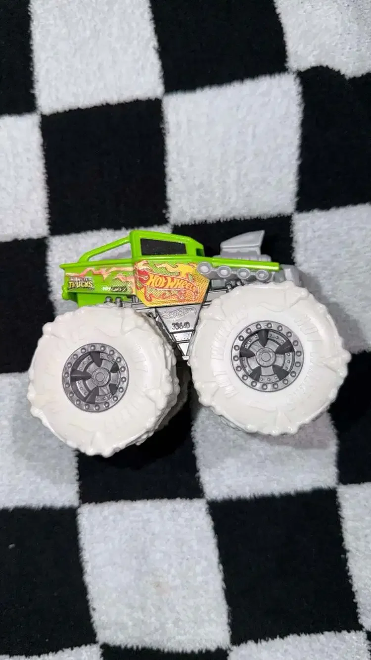 Hot Wheels Monster Trucks Twisted Tredz Bone Shaker Green Skull 1:43 Scale